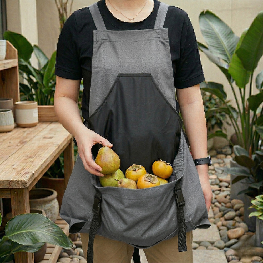 Garden apron with crossed shoulder straps and large pockets for work
