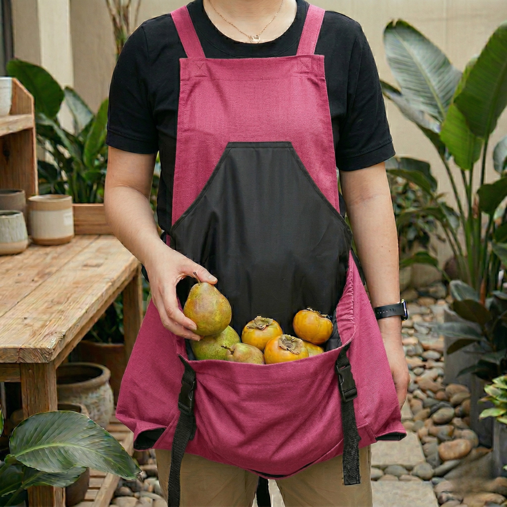 Garden apron with crossed shoulder straps and large pockets for work